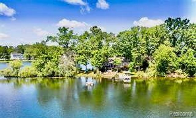 10418 KING Road, Springfield Twp, MI 48350