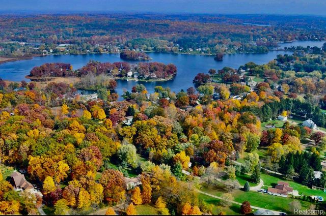 10418 KING Road, Springfield Twp, MI 48350