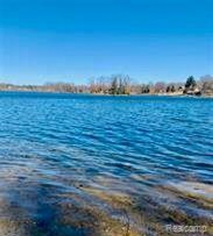 10418 KING Road, Springfield Twp, MI 48350