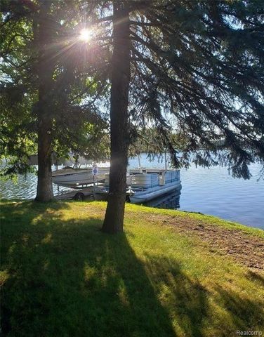 10418 KING Road, Springfield Twp, MI 48350