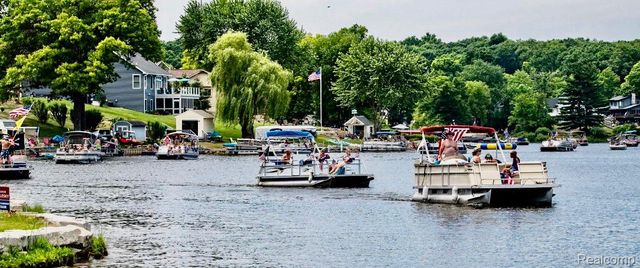 10418 KING Road, Springfield Twp, MI 48350