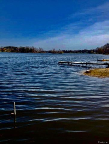 10418 KING Road, Springfield Twp, MI 48350