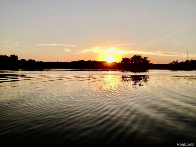 10418 KING Road, Springfield Twp, MI 48350