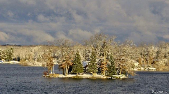 10418 KING Road, Springfield Twp, MI 48350