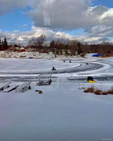 10418 KING Road, Springfield Twp, MI 48350