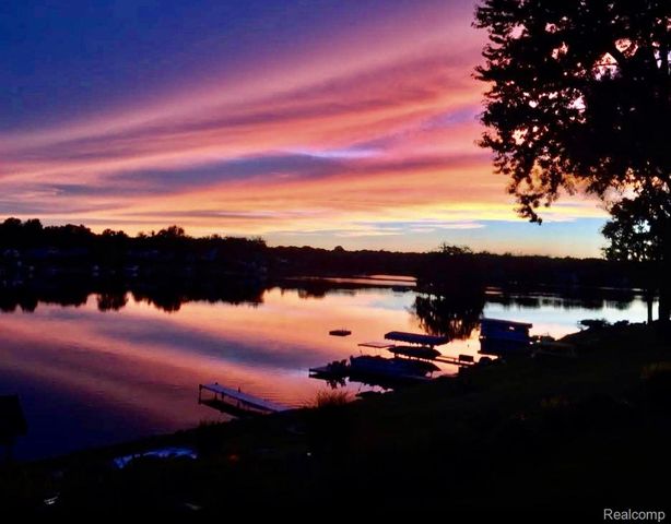 10418 KING Road, Springfield Twp, MI 48350