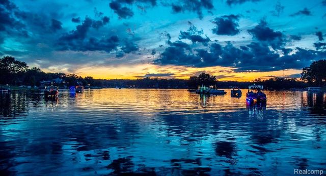 10418 KING Road, Springfield Twp, MI 48350