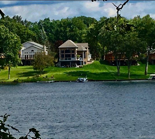 10418 KING Road, Springfield Twp, MI 48350