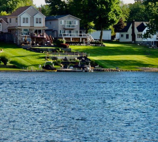 10418 KING Road, Springfield Twp, MI 48350