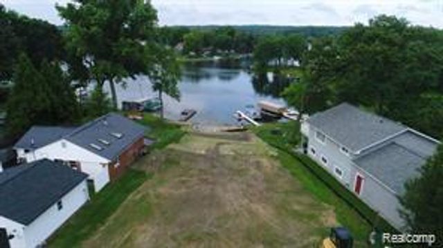 10418 KING Road, Springfield Twp, MI 48350