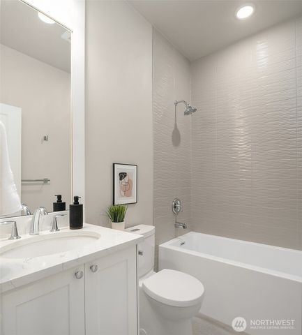 746 Broadway E, Seattle, WA 98102