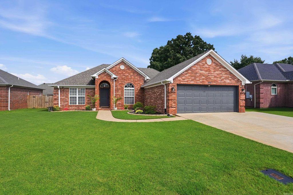 1630 Hosta, Conway, AR 72034