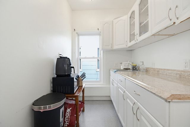 38 Oberlin St, Worcester, MA 01610