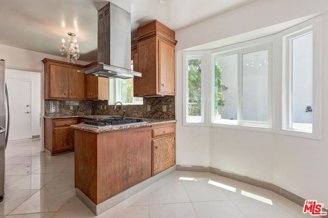 10574 Ashton Avenue, Los Angeles, CA 90024