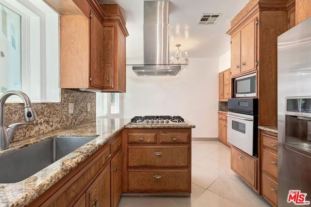 10574 Ashton Avenue, Los Angeles, CA 90024
