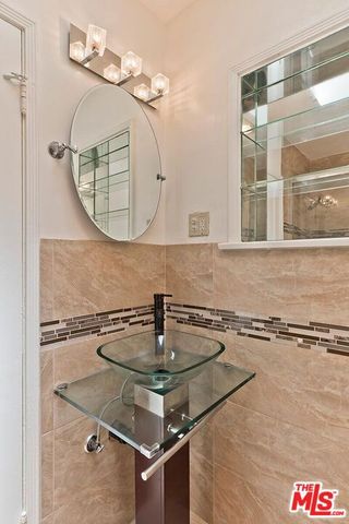 10574 Ashton Avenue, Los Angeles, CA 90024