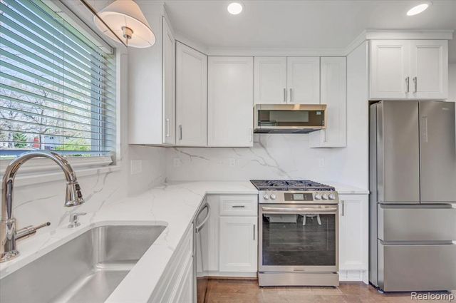 2155 Avondale, Sylvan Lake, MI 48320