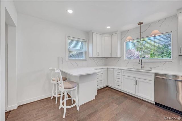 2155 Avondale, Sylvan Lake, MI 48320
