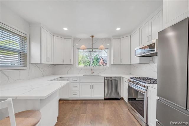 2155 Avondale, Sylvan Lake, MI 48320