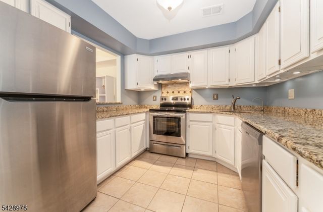 2 Daniel Ct, Lebanon Boro, NJ 08833