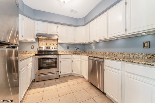 2 Daniel Ct, Lebanon Boro, NJ 08833