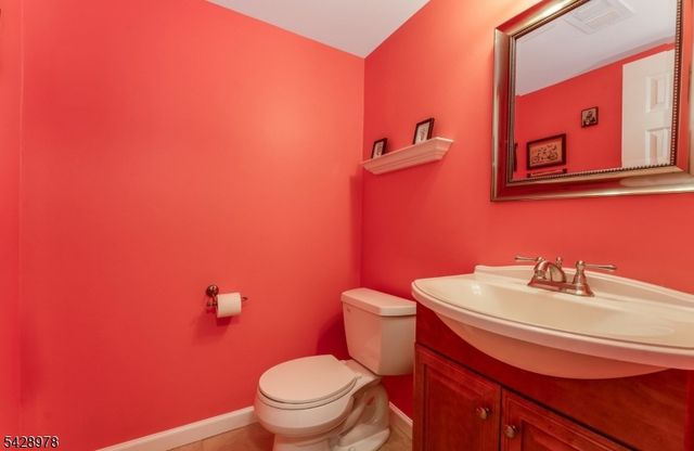 2 Daniel Ct, Lebanon Boro, NJ 08833