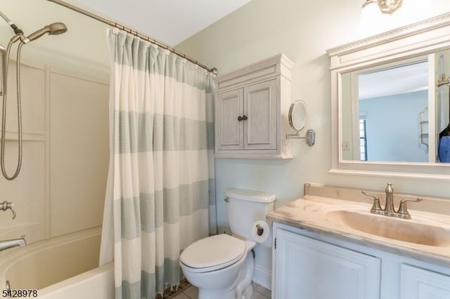 2 Daniel Ct, Lebanon Boro, NJ 08833