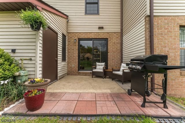 2 Daniel Ct, Lebanon Boro, NJ 08833