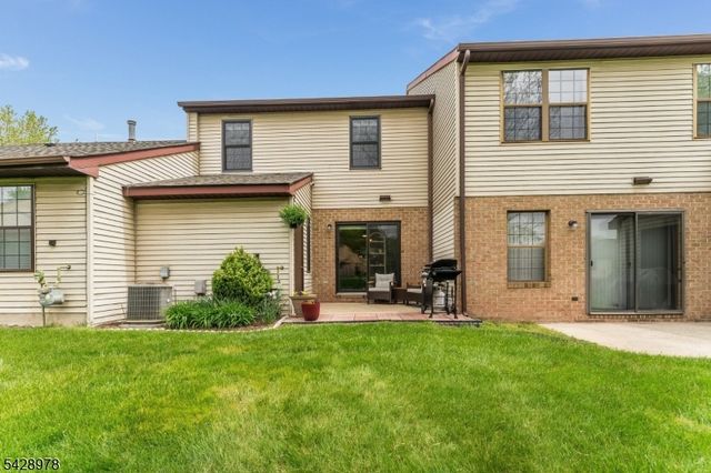 2 Daniel Ct, Lebanon Boro, NJ 08833