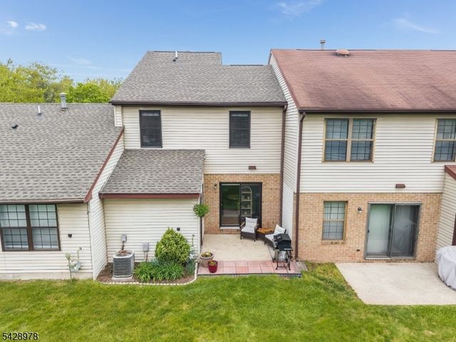 2 Daniel Ct, Lebanon Boro, NJ 08833