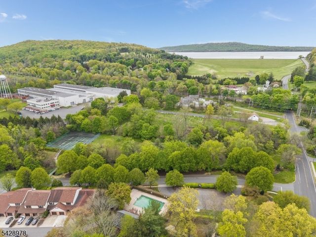 2 Daniel Ct, Lebanon Boro, NJ 08833