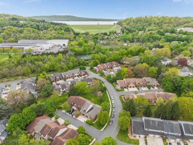 2 Daniel Ct, Lebanon Boro, NJ 08833