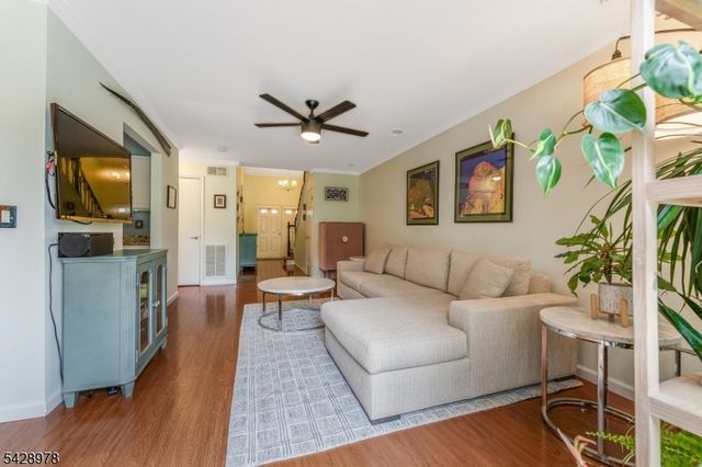 2 Daniel Ct, Lebanon Boro, NJ 08833