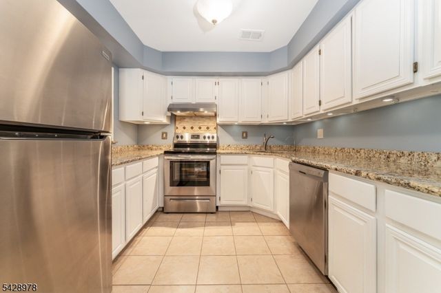 2 Daniel Ct, Lebanon Boro, NJ 08833