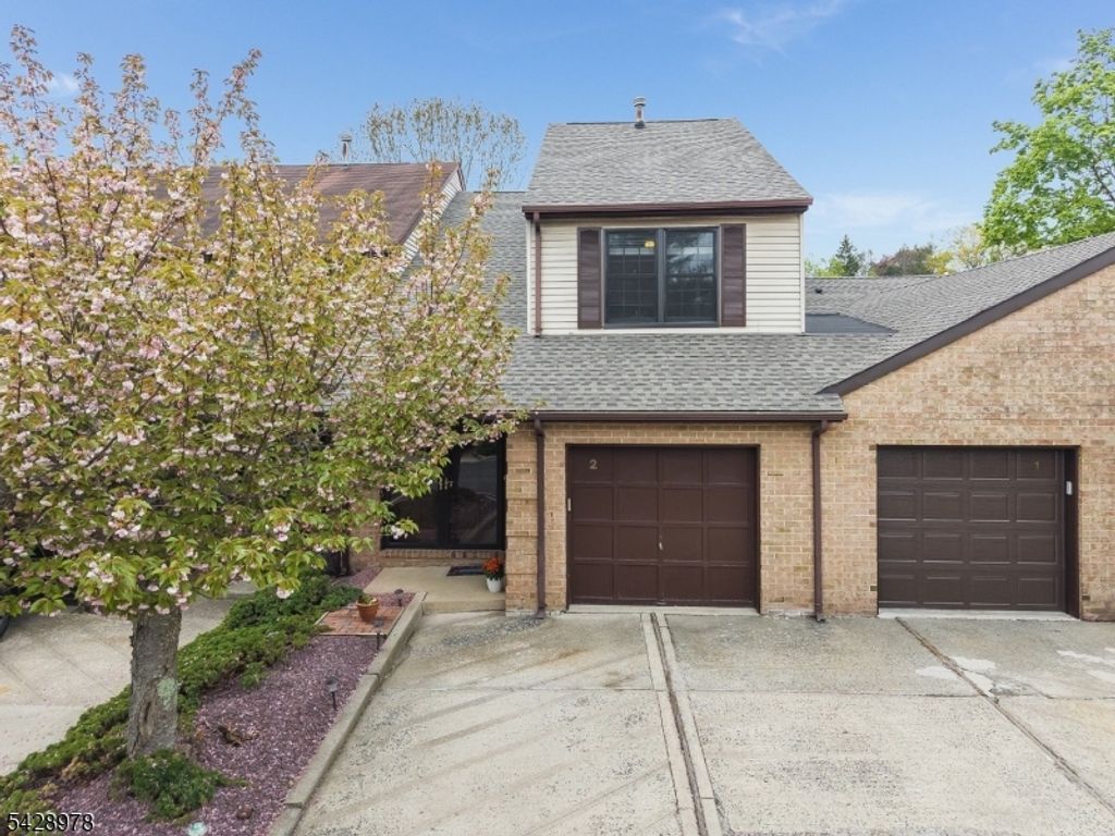 2 Daniel Ct, Lebanon Boro, NJ 08833