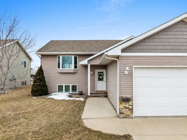 2844 Grey Eagle Pass, Minot, ND 58703