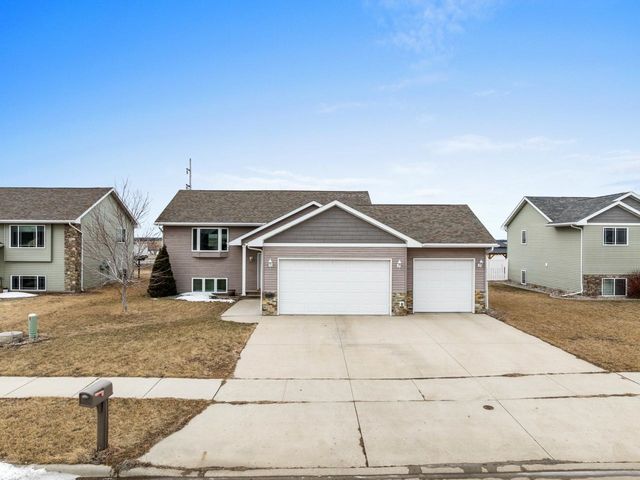 2844 Grey Eagle Pass, Minot, ND 58703