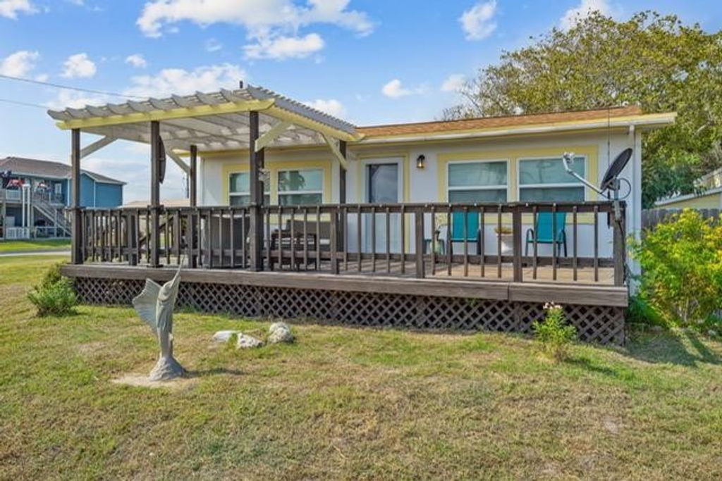 1427 S Live Oak St, Rockport, TX 78382