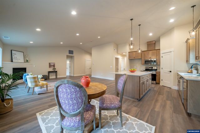 950 6th St, Lyons, OR 97358