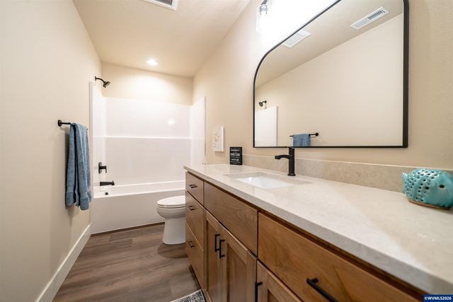 950 6th St, Lyons, OR 97358