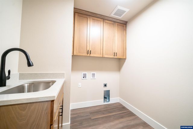 950 6th St, Lyons, OR 97358