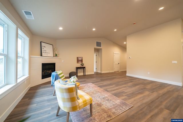 950 6th St, Lyons, OR 97358