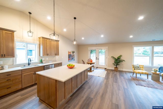 950 6th St, Lyons, OR 97358