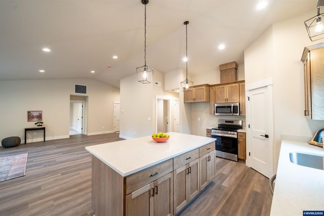 950 6th St, Lyons, OR 97358