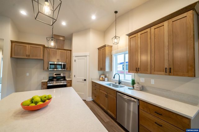 950 6th St, Lyons, OR 97358