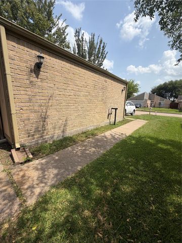 13310 Robinglen Drive, Houston, TX 77083