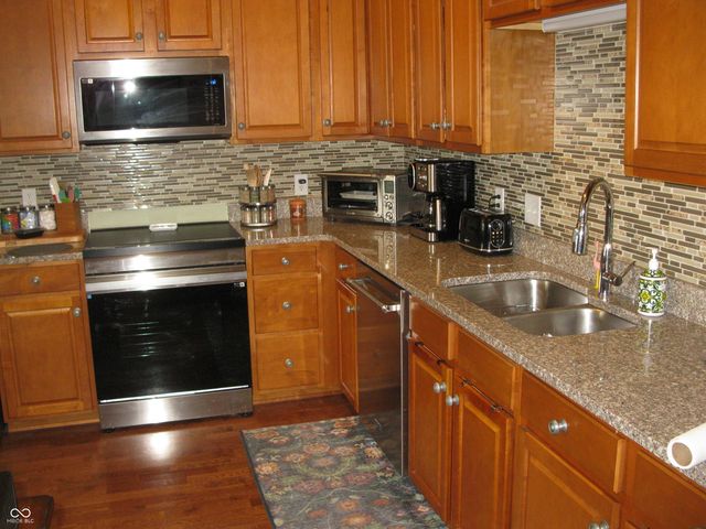 555 Dylan Drive, Avon, IN 46123