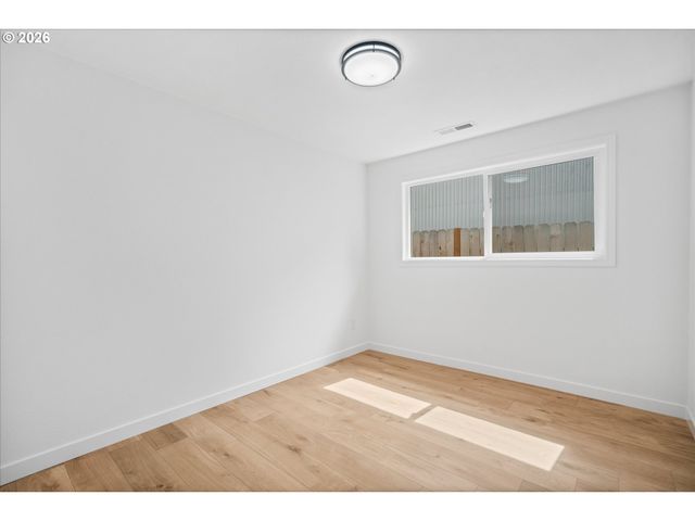 602 S VERMONT St, Portland, OR 97219