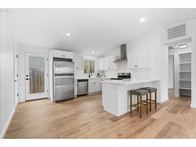 602 S VERMONT St, Portland, OR 97219