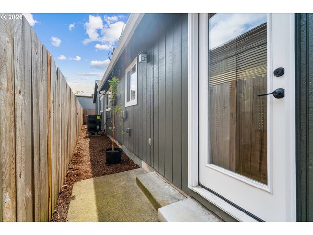 602 S VERMONT St, Portland, OR 97219